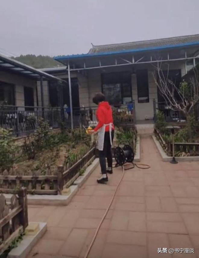 二婚丈夫住农村平房院子大得能跑步九游会网站64岁徐俐晒北京小院和(图7)