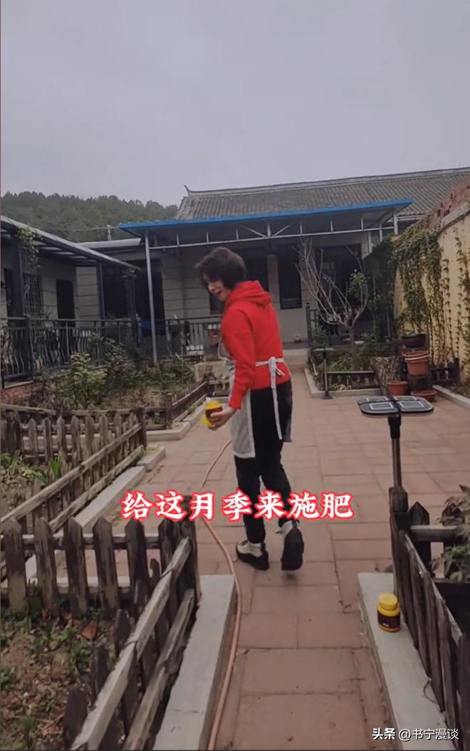 二婚丈夫住农村平房院子大得能跑步九游会网站64岁徐俐晒北京小院和(图4)